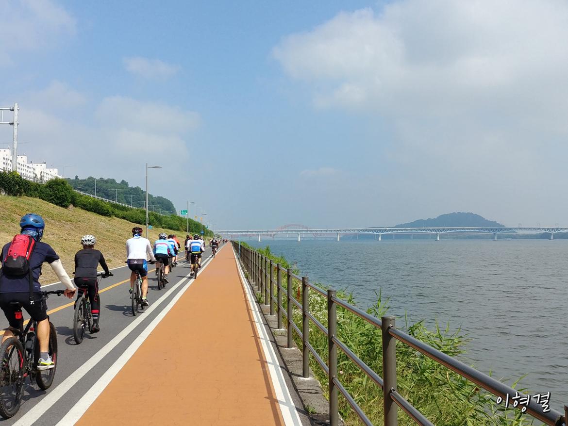 바람처럼 달린다. 한강대교를 옆에 끼고, 행주대교에서 국수 먹고