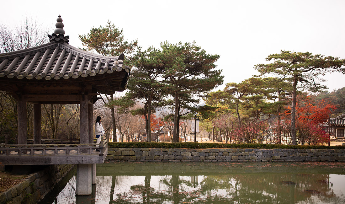 연못의 정자에 사람이 서있는 사진