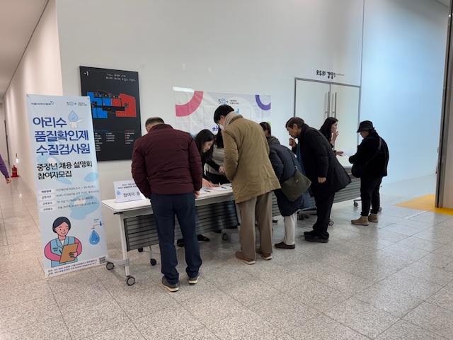 사람들이 차례대로 참여인증을 하고 있다